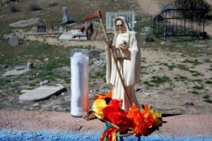 Altar a la Santa Muerte en un panteón